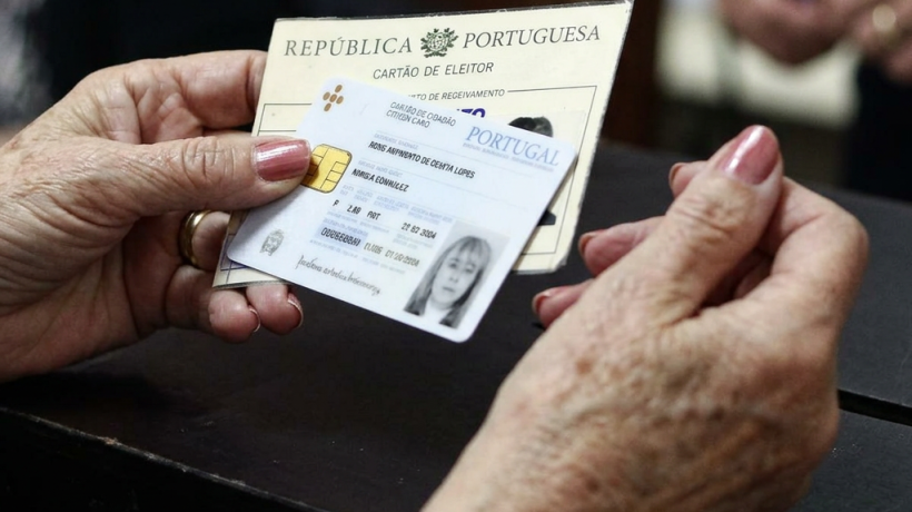 Mulher com o Cartão de Cidadão e o Bilhete de Identidade.