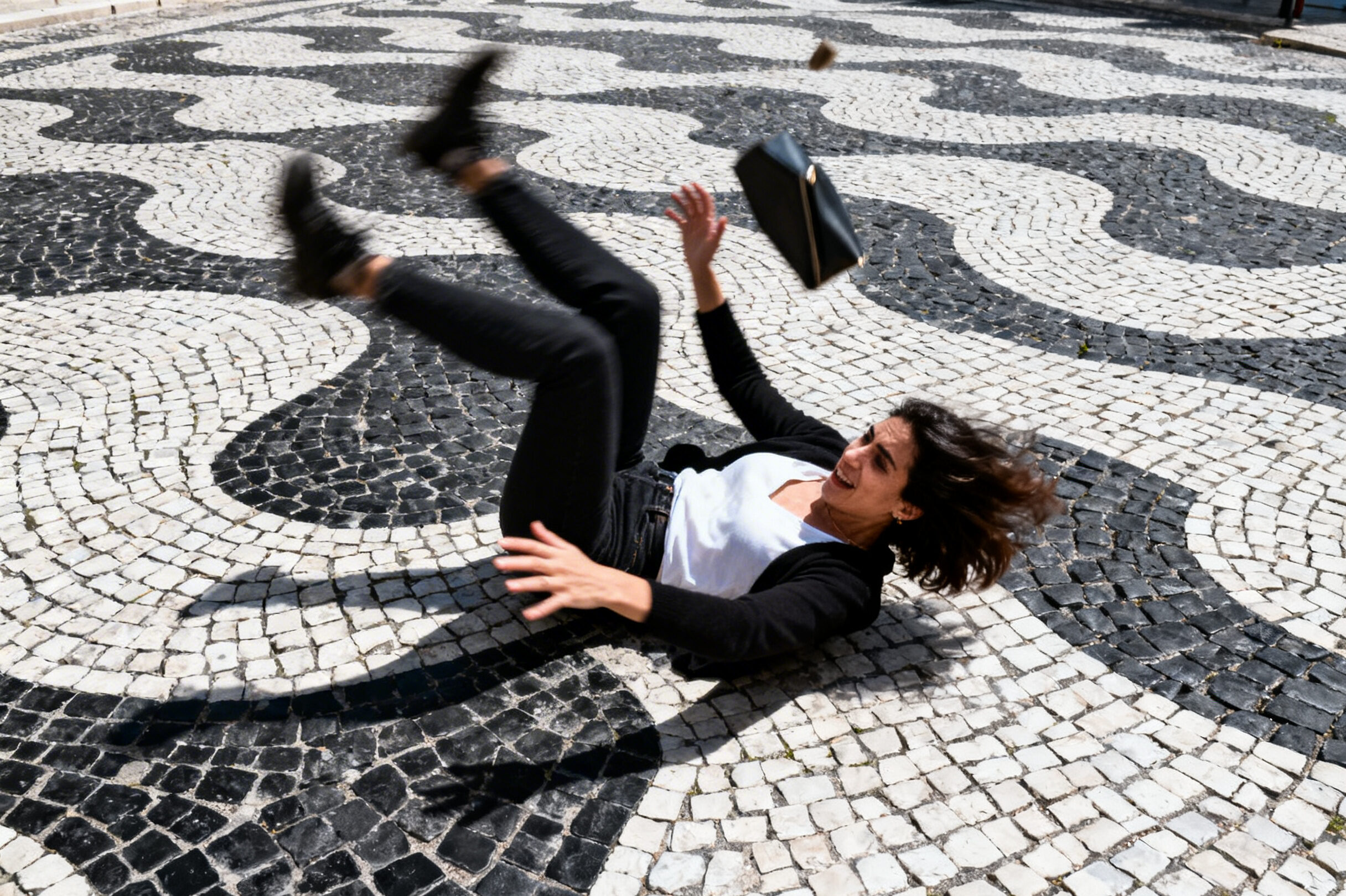 Fall on the street gives banker thousands: coffee break didn't 'give insurance company a chance'