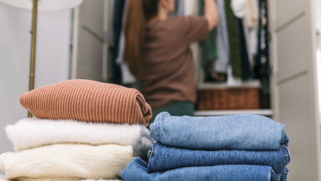 Spring cleaning She showed how to quickly organize clothes in the wardrobe for spring. You will be able to replace your wardrobe with a summer one and get rid of unnecessary clothes without any regrets