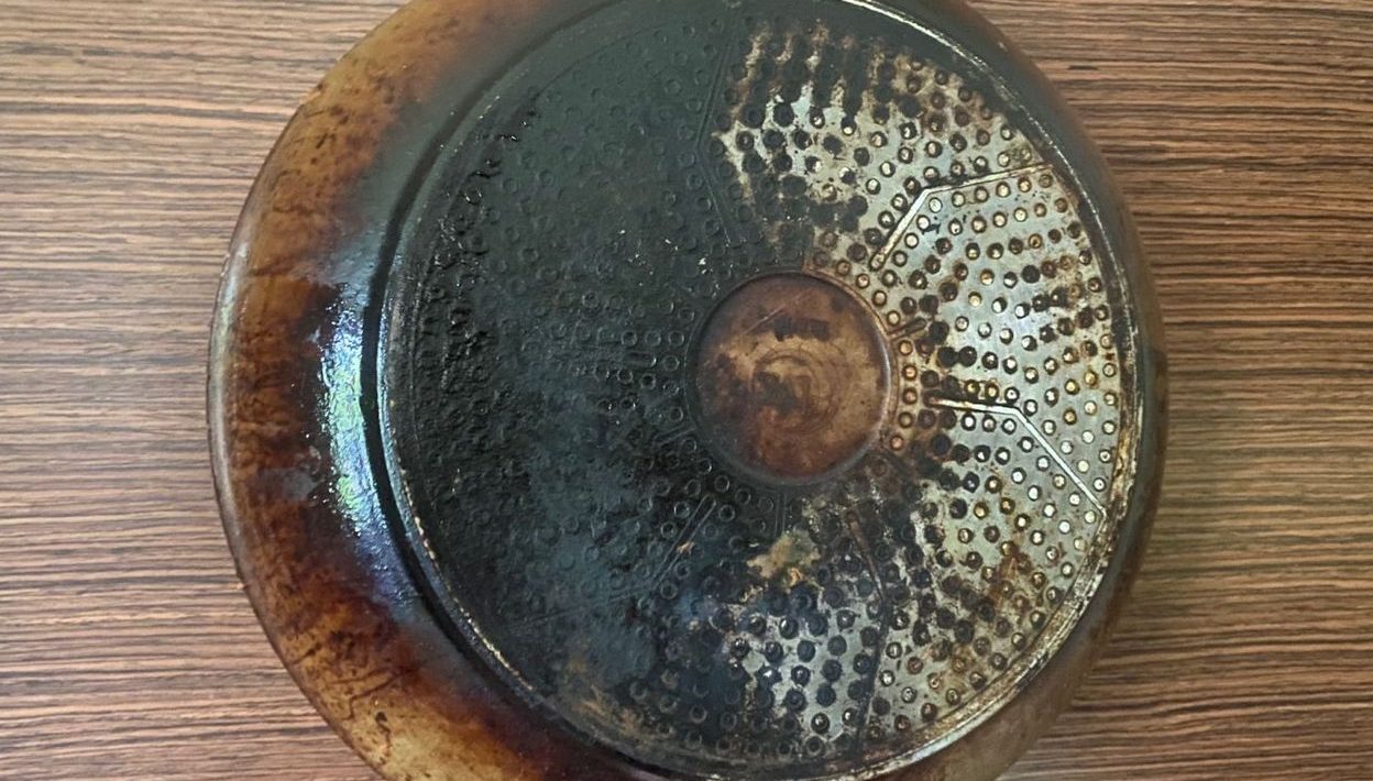 Home methods This is how Italian spaghetti masters deal with a frying pan that is burnt on the bottom. All you need is a paper towel and this liquid, and the burn will melt like snow in May. Cleaning a burnt pan