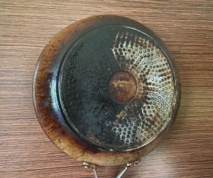 Home methods This is how Italian spaghetti masters deal with a frying pan that is burnt on the bottom. All you need is a paper towel and this liquid, and the burn will melt like snow in May. Cleaning a burnt pan