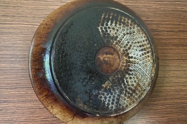 Home methods This is how Italian spaghetti masters deal with a frying pan that is burnt on the bottom. All you need is a paper towel and this liquid, and the burn will melt like snow in May. Cleaning a burnt pan