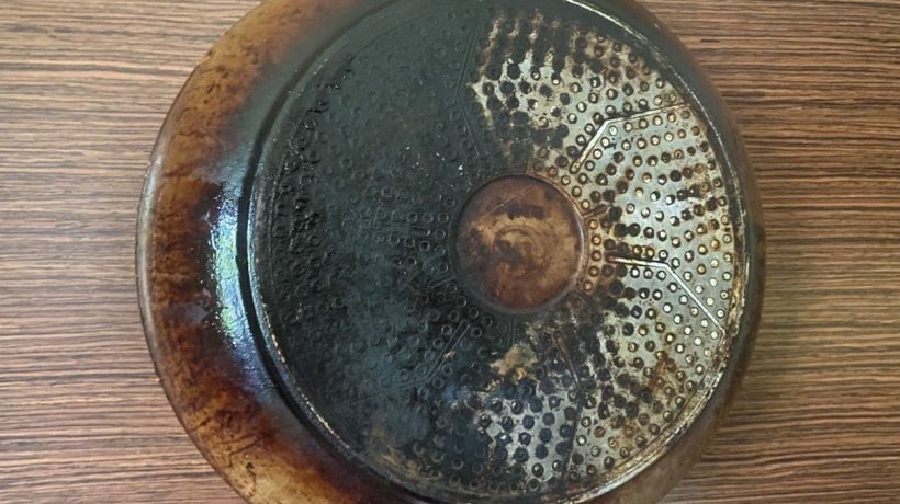 Home methods This is how Italian spaghetti masters deal with a frying pan that is burnt on the bottom. All you need is a paper towel and this liquid, and the burn will melt like snow in May. Cleaning a burnt pan