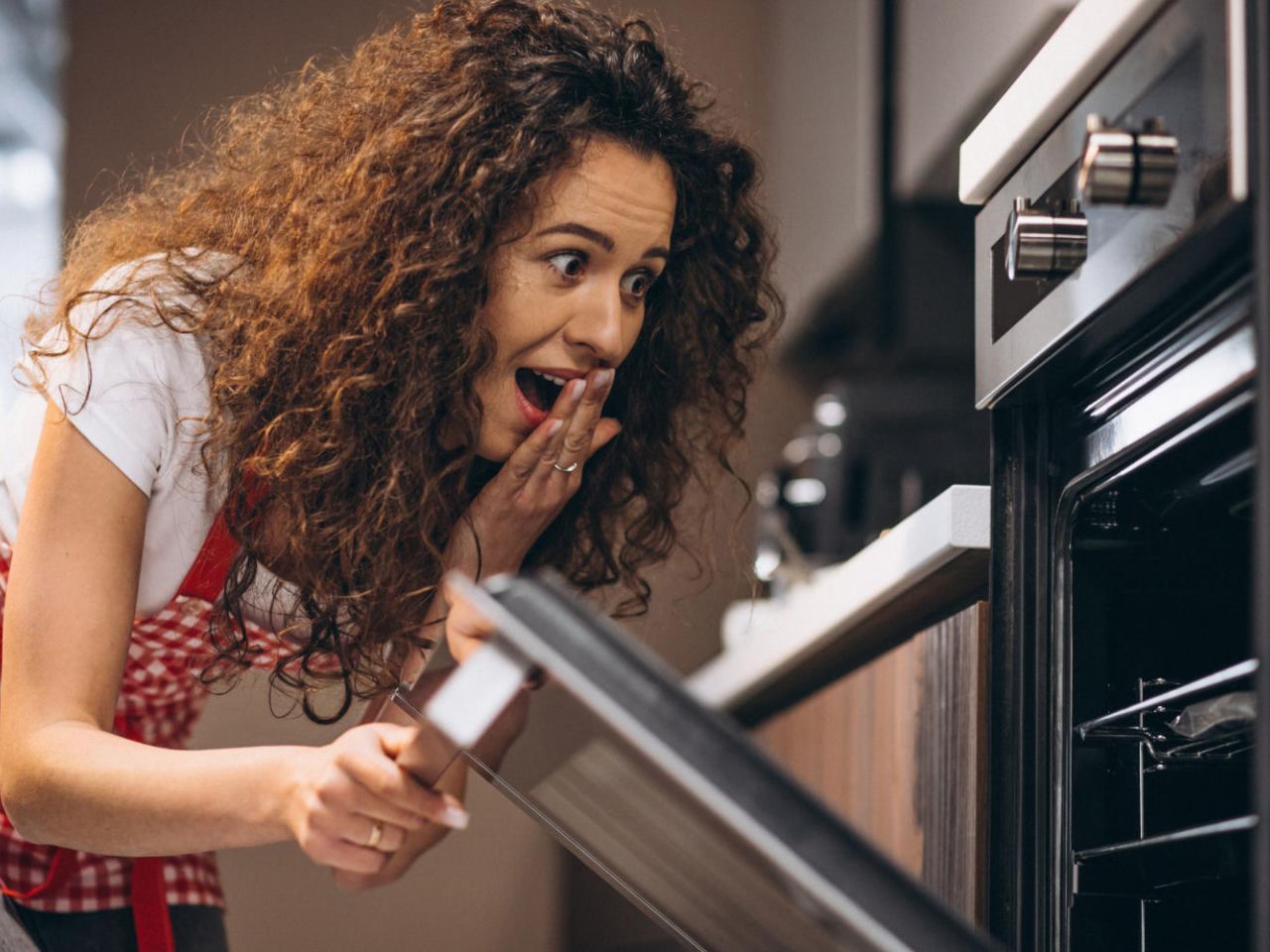 Christmas cleaning Just two ingredients and your oven will shine. It also removes burning from burners and grates. Your mother-in-law will have to praise you. Cleaning the oven