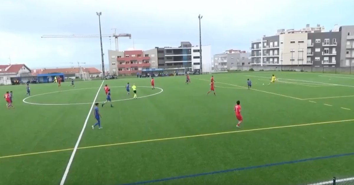 Gil Vicente's under-17 goalkeeper scores a goal from goal to goal