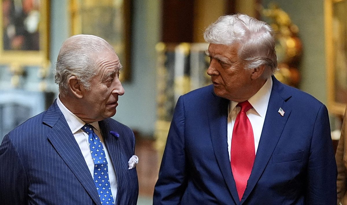 Βασιλικό «ναρκοπέδιο» στις ΗΠΑ: Ο Κάρολος, ο Τραμπ και το φάντασμα του Επστιν