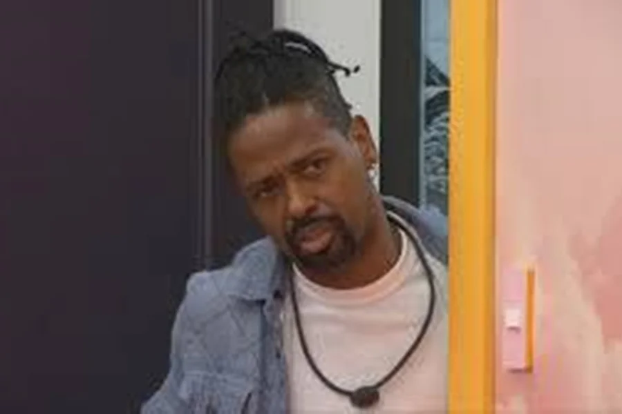 Após uma noite intensa de paredão, o participante Leandro Boneco preocupou os colegas de confinamento e o público ao solicitar entrada no confessionário. O sumiço temporário do Pipoca fez com que internautas especulassem sobre o uso do famigerado botão de desistência.