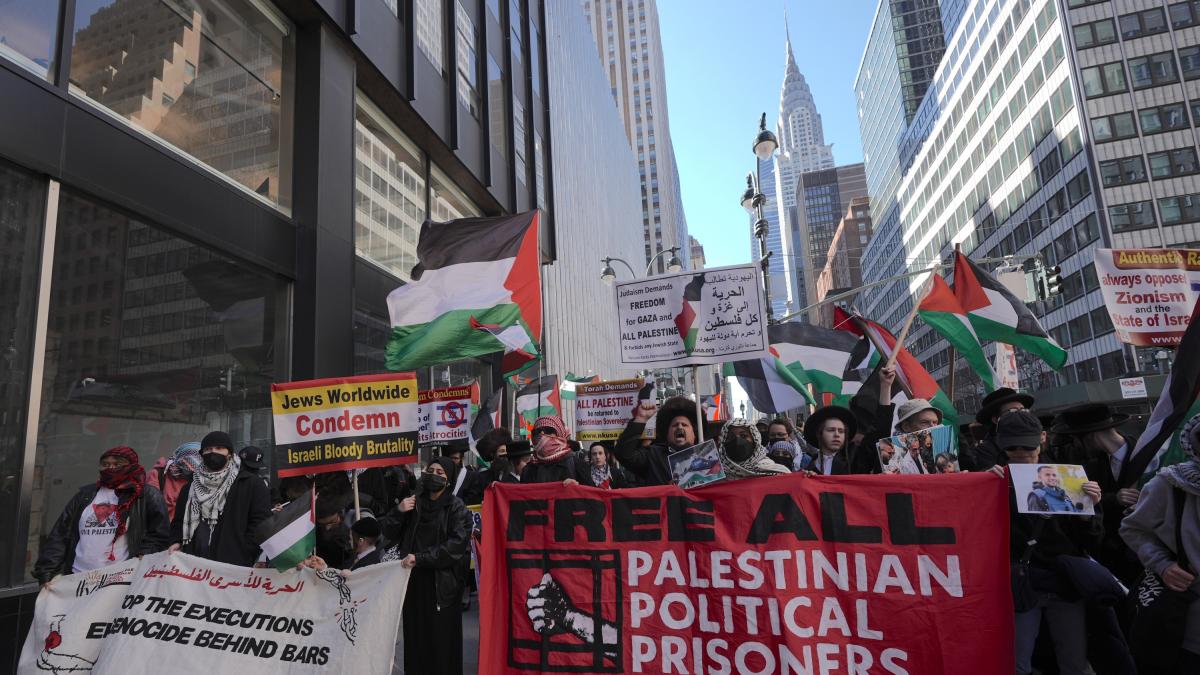 Chelsea Manning, the former analyst who leaked US secrets to Wikileaks, arrested in New York: she was at a protest in favor of Palestine