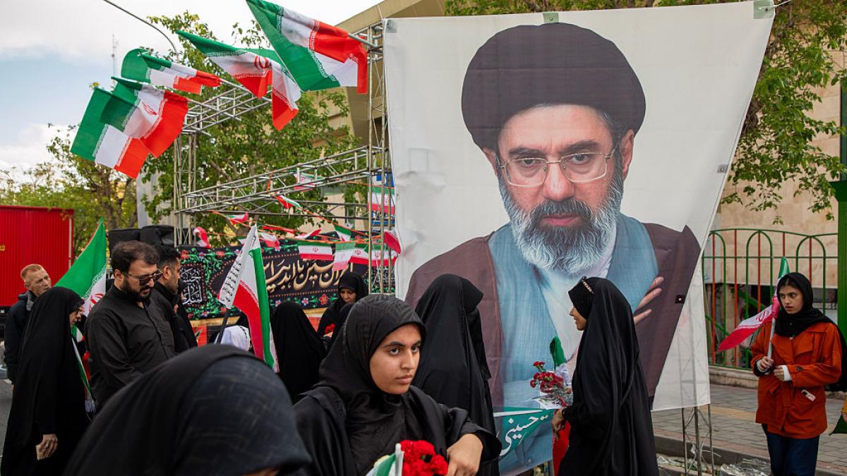 Iran's supreme leader gives (half-way) signals in full ceasefire, calls for "revenge" against the "enemy" and promises a "new phase" in the management of the Strait of Hormuz