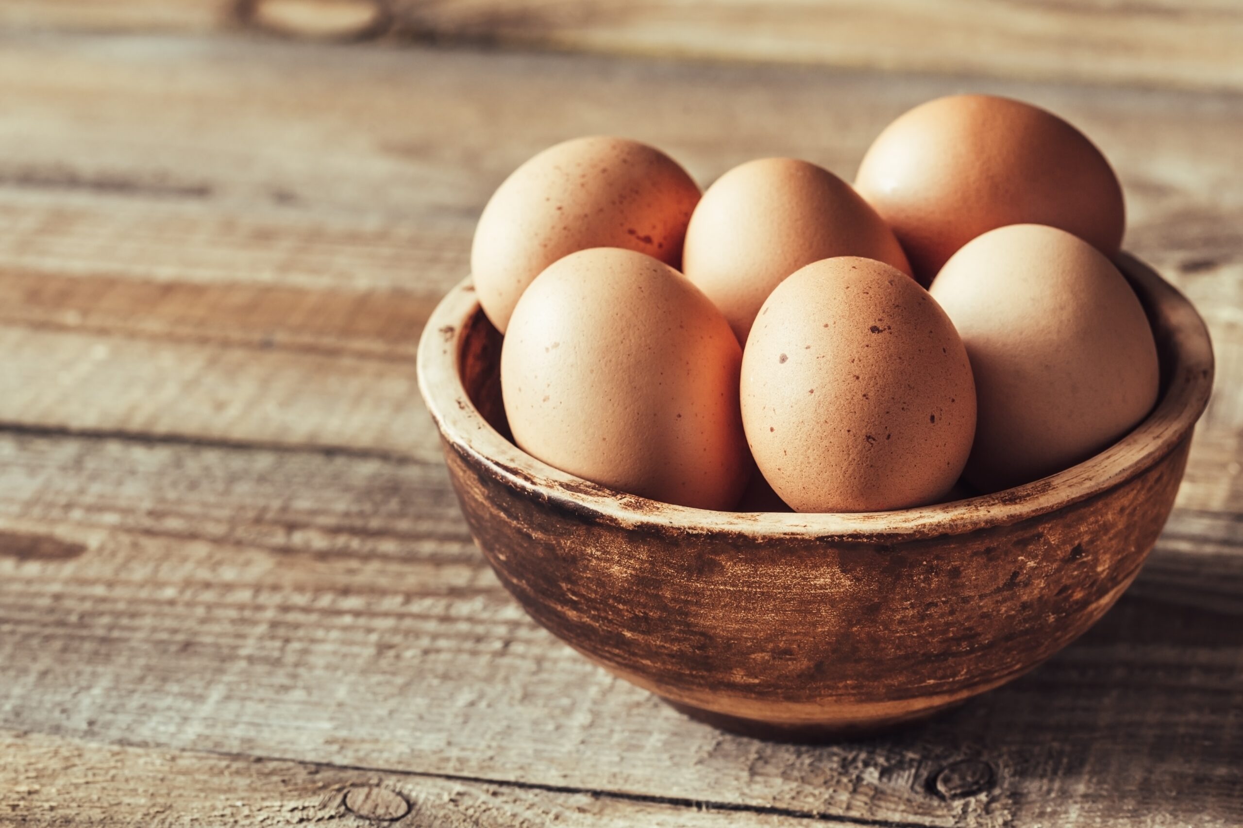Neither pantry nor refrigerator door: experts advise where you should store eggs to extend their 'shelf life'