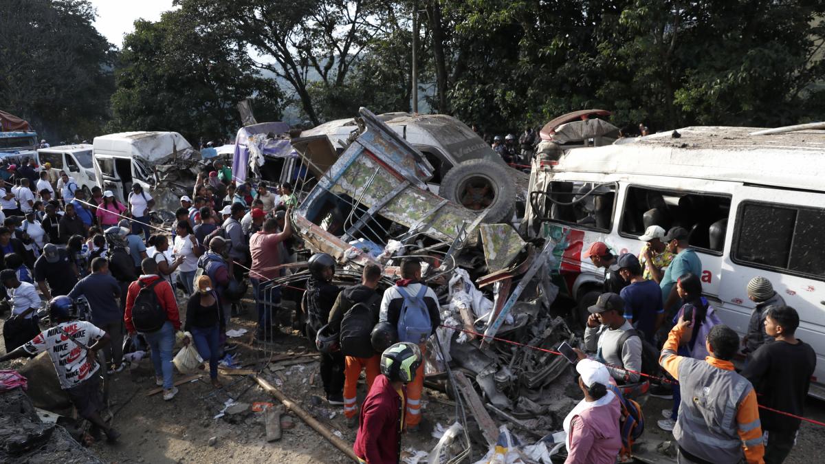 At least fourteen dead and nearly 40 injured in a bomb attack in Colombia