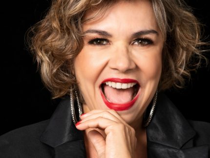 Stella Maria Rodrigues celebrates 42 years of career by paying homage to Paulo Gustavo