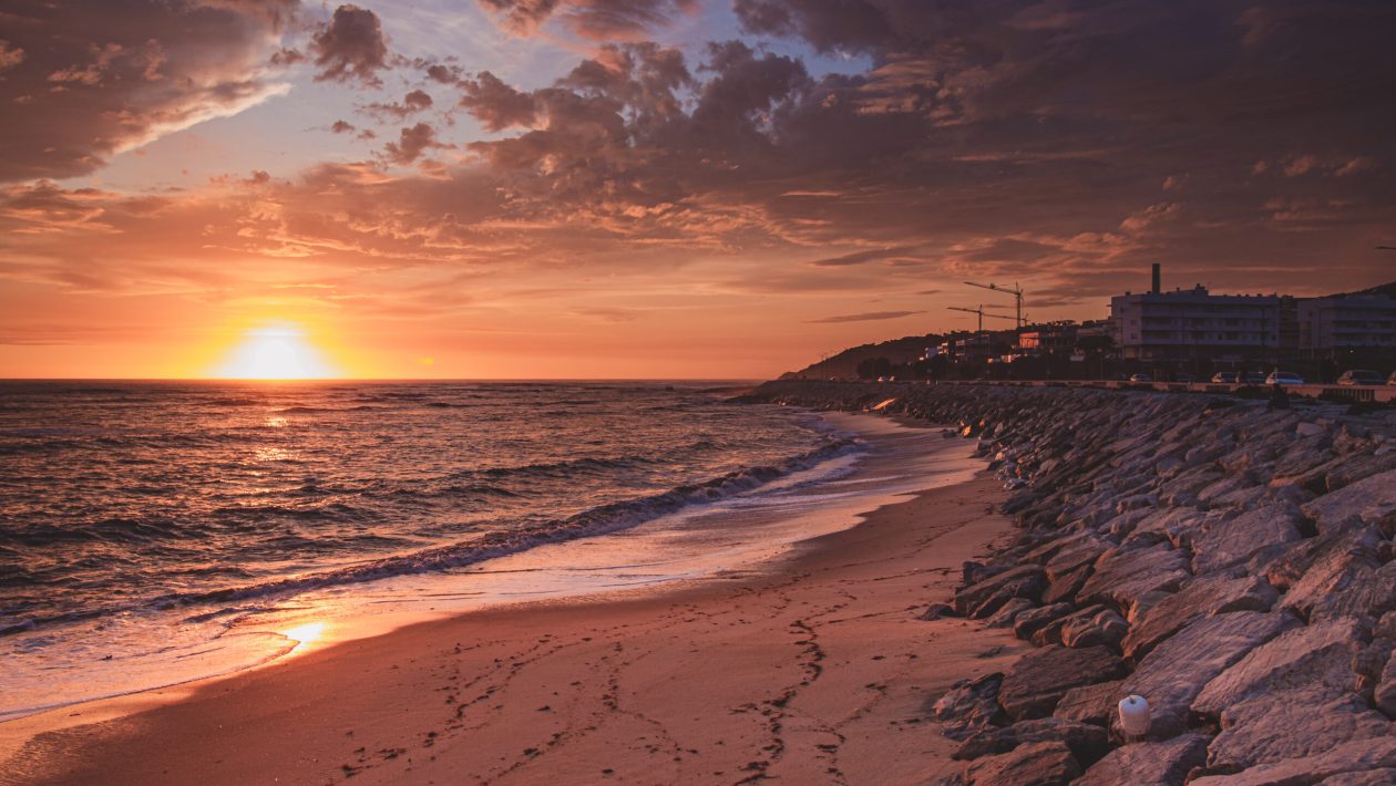 This city that is not in the Algarve is the “queen of Portugal's beaches” and seafood can be eaten for €10