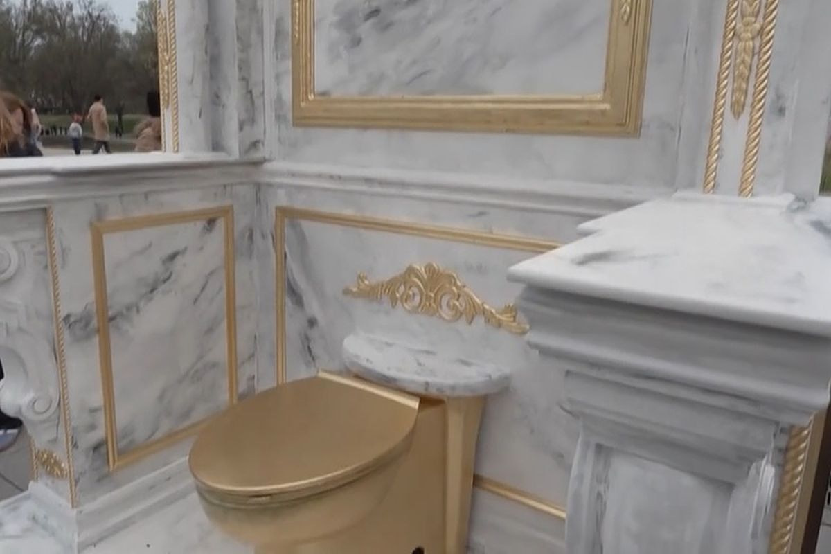 Donald Trump: The golden "throne" that also has a cistern