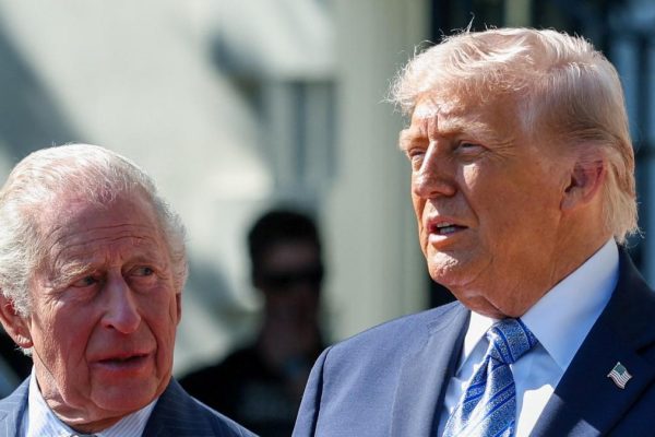 Trump receives Carlos III and Camilla at the White House in full political tension: tea, beehives... and message between the lines