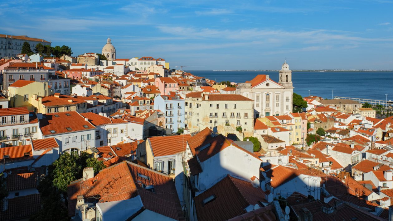 Goodbye people: one of the most popular neighborhoods in Portugal went from 20,000 to less than 1,500 inhabitants and this is why