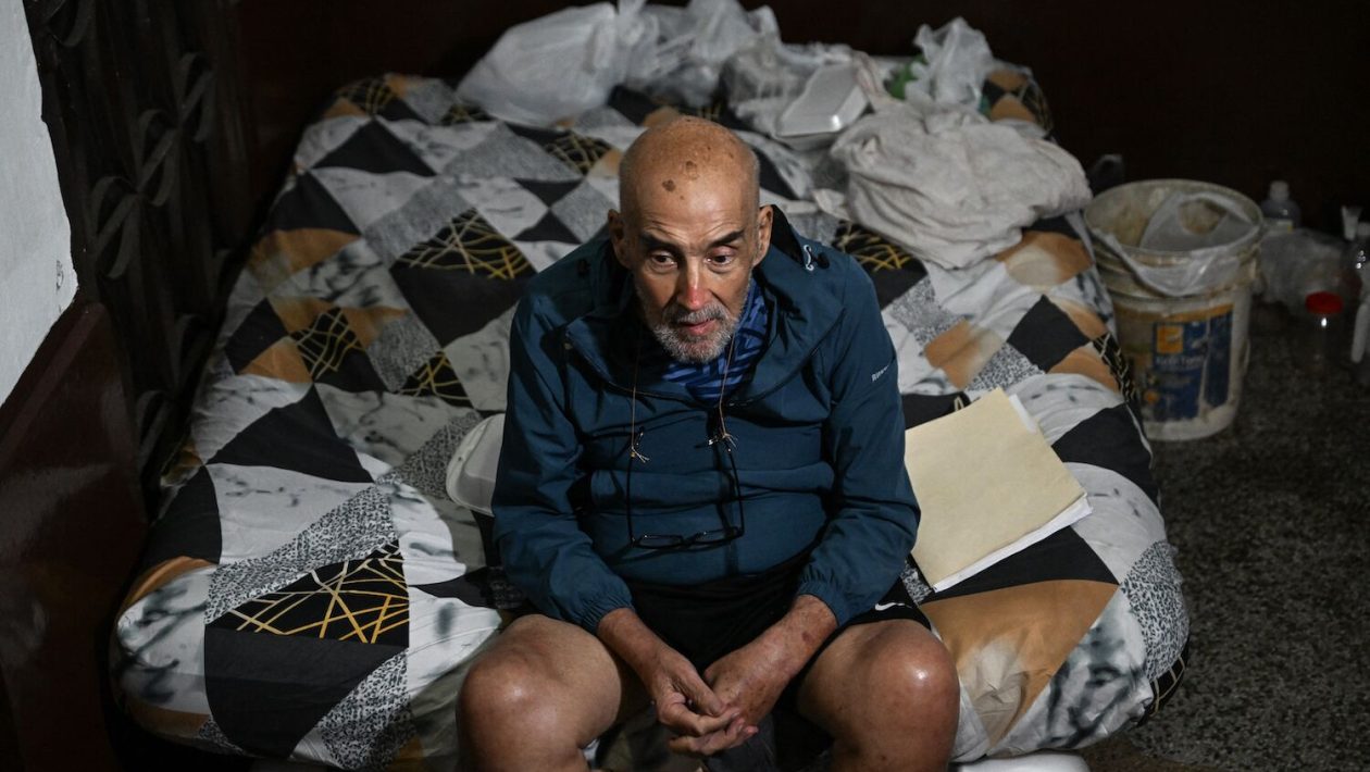 Political prisoner arrived home and found the police officer who detained him living there. “There is nothing of mine here”
