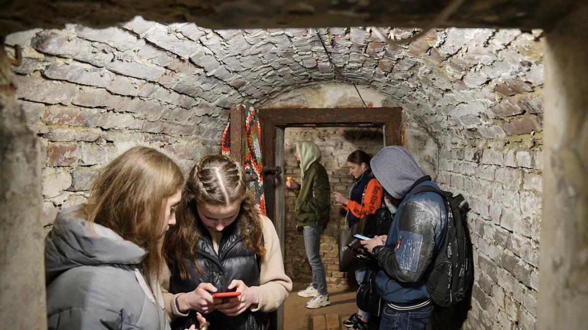 The fear of a "desperate" Putin unleashes European defensive desires: nuclear umbrellas, bunkers and defenses against drones hacked by Russia
