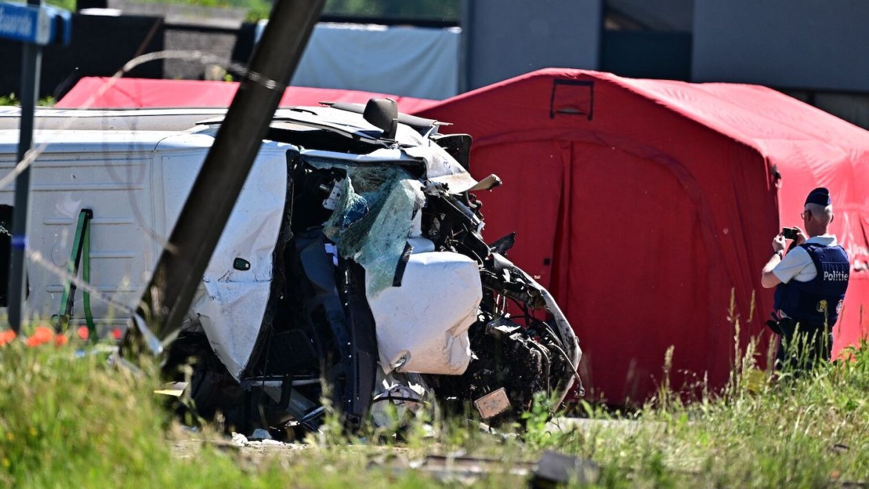 Collision between school bus and train kills four (two children) in Belgium