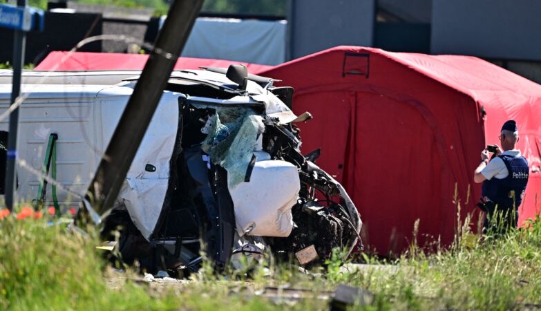 Collision between school bus and train kills four (two children) in Belgium