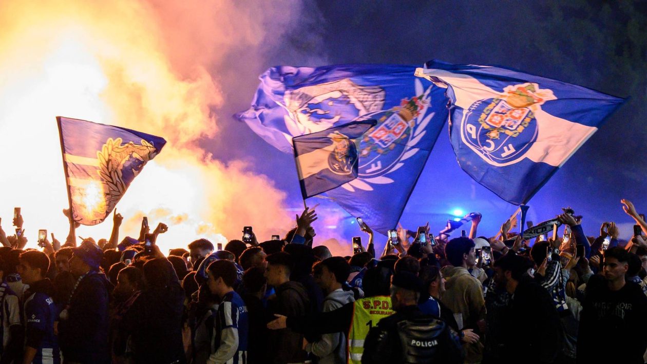The champions' phrases on a blue and white party night