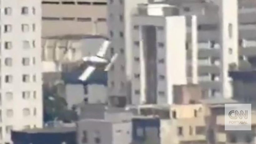 Light aircraft crashes into building in Belo Horizonte