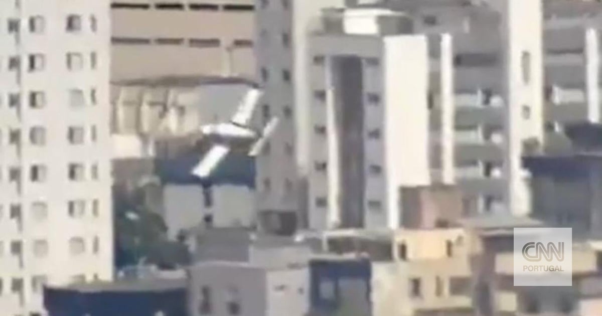Light aircraft crashes into building in Belo Horizonte