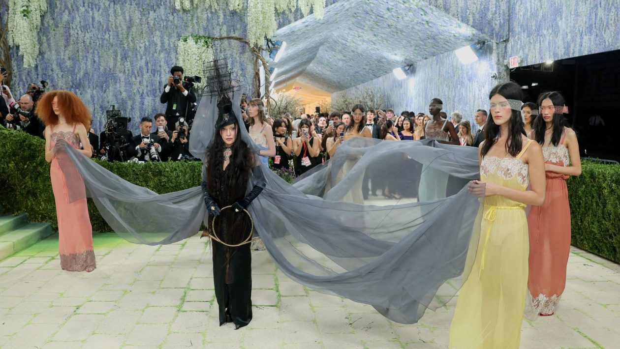 The catwalk has been turned into a museum: "Fashion is Art" not Met Gala