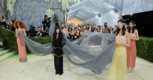 The catwalk has been turned into a museum: "Fashion is Art" not Met Gala