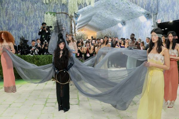 The catwalk has been turned into a museum: "Fashion is Art" not Met Gala