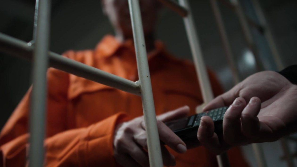 Prisoner is caught with drugs, cell phone, SIM cards and USB cables in his body upon returning from a precarious exit