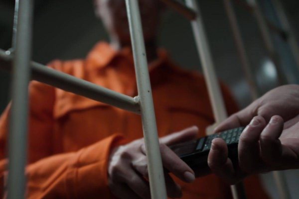 Prisoner is caught with drugs, cell phone, SIM cards and USB cables in his body upon returning from a precarious exit