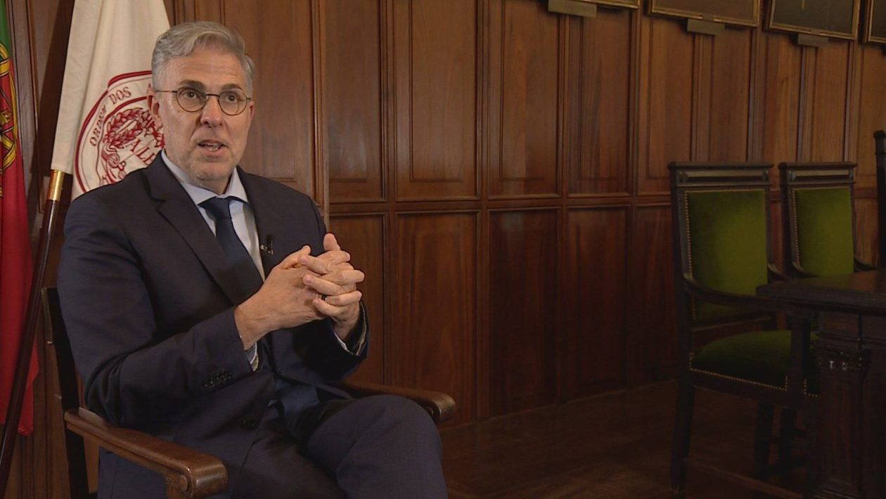 President of the Bar Association considers suing José Sócrates for using his image in court