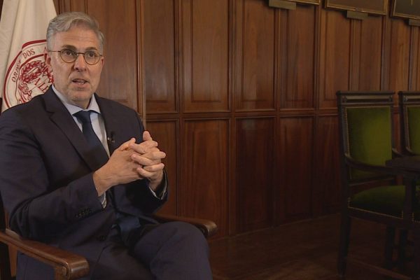 President of the Bar Association considers suing José Sócrates for using his image in court