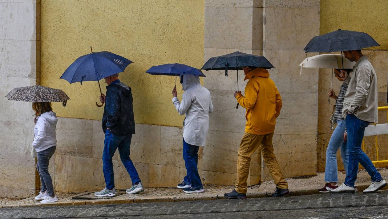 Heavy rain and thunderstorms leave two districts under yellow warning