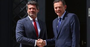 Luís Montenegro welcomes André Ventura to São Bento