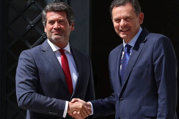 Luís Montenegro welcomes André Ventura to São Bento