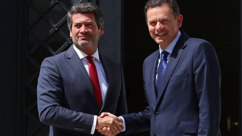 Luís Montenegro welcomes André Ventura to São Bento