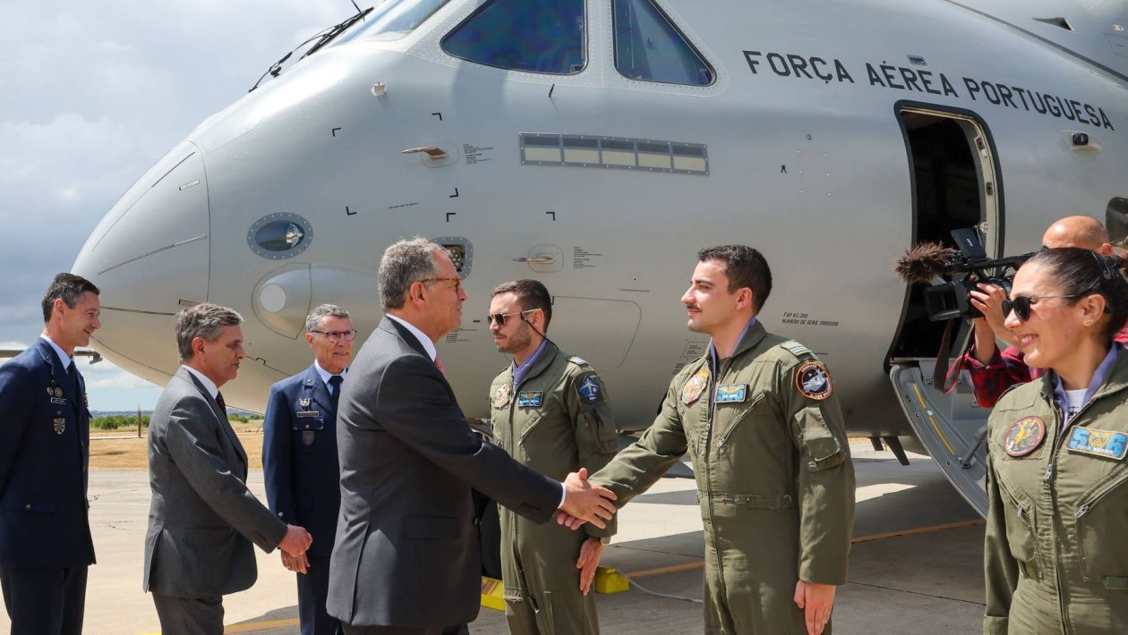 Seguro praises the Air Force on visit: “In this moment of global uncertainty, I am sure it is up to the task”