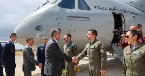 Seguro praises the Air Force on visit: “In this moment of global uncertainty, I am sure it is up to the task”