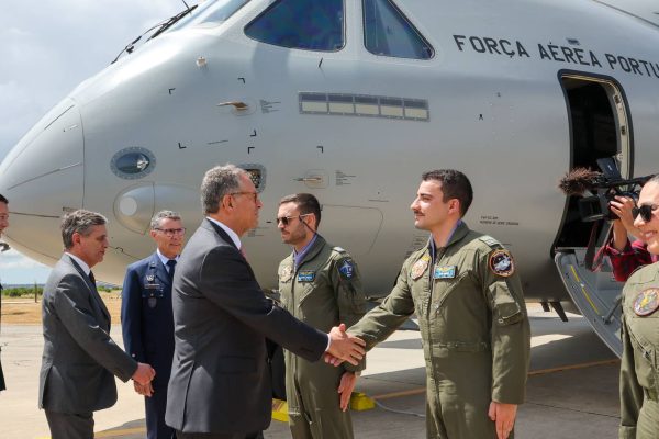 Seguro praises the Air Force on visit: “In this moment of global uncertainty, I am sure it is up to the task”