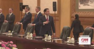 Caught admiring the ceiling and lights of the Chinese parliament: Marco Rubio's video that went viral
