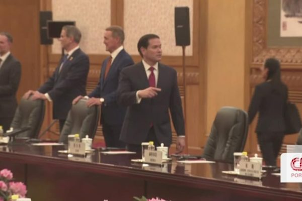 Caught admiring the ceiling and lights of the Chinese parliament: Marco Rubio's video that went viral