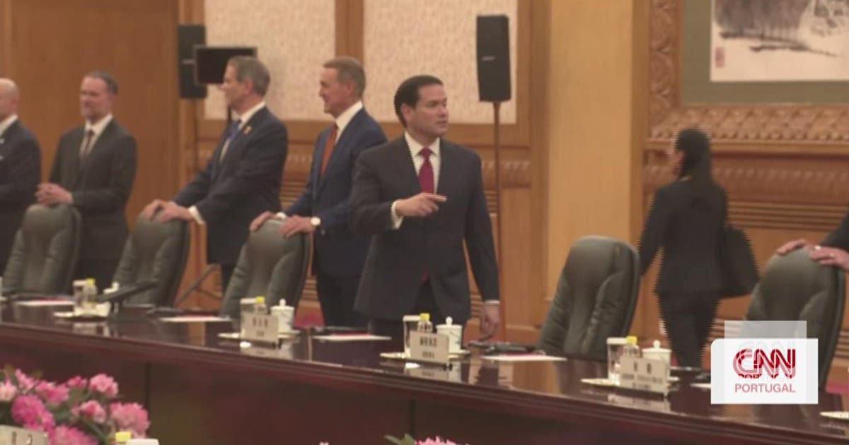 Caught admiring the ceiling and lights of the Chinese parliament: Marco Rubio's video that went viral