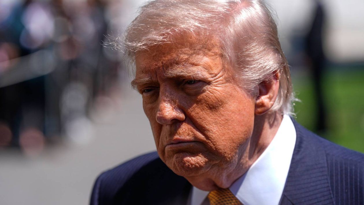 Trump made 55 posts on Truth Social in one night: when does he sleep and who helps him?
