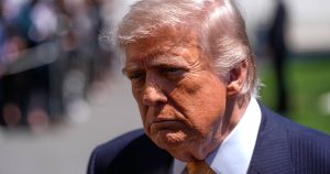 Trump made 55 posts on Truth Social in one night: when does he sleep and who helps him?