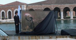 "Migrant Child": work depicting refugee children wearing a life jacket opened in Venice