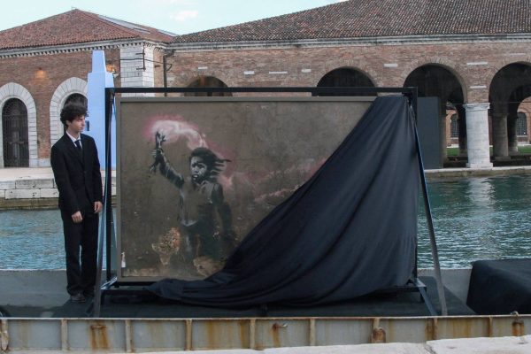 "Migrant Child": work depicting refugee children wearing a life jacket opened in Venice