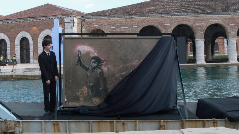 "Migrant Child": work depicting refugee children wearing a life jacket opened in Venice