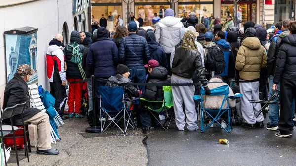 "It was chaos": there were those who waited for hours outside stores - and even those who struggled - just to buy a watch